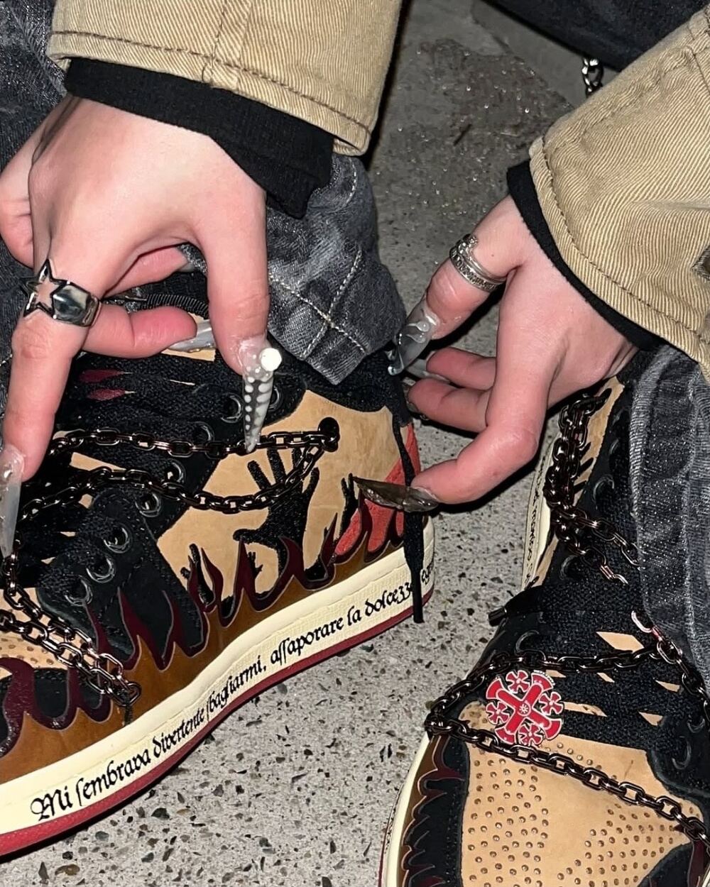 Inferno chain and Old Italian text on the sole