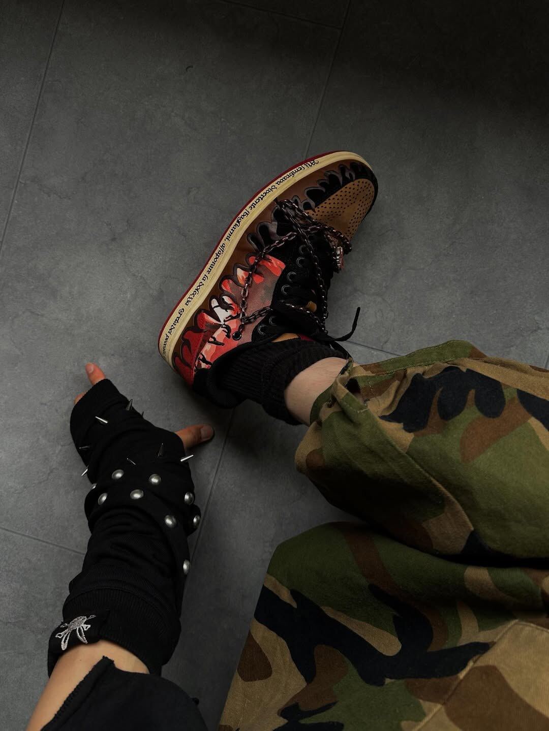 A closer on-foot view of Inferno with camouflage trousers
